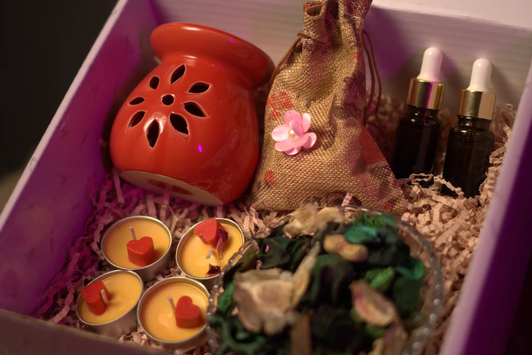 The Diffuser / Potpourri Combo, open: Aroma Diffuser, Potpourri Bowl, Diya Tealights (4 pcs), Fragrance Pouch, Fragrance Oils